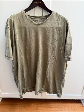 Tommy Bahama Short-Sleeve V-Neck Tee in Olive